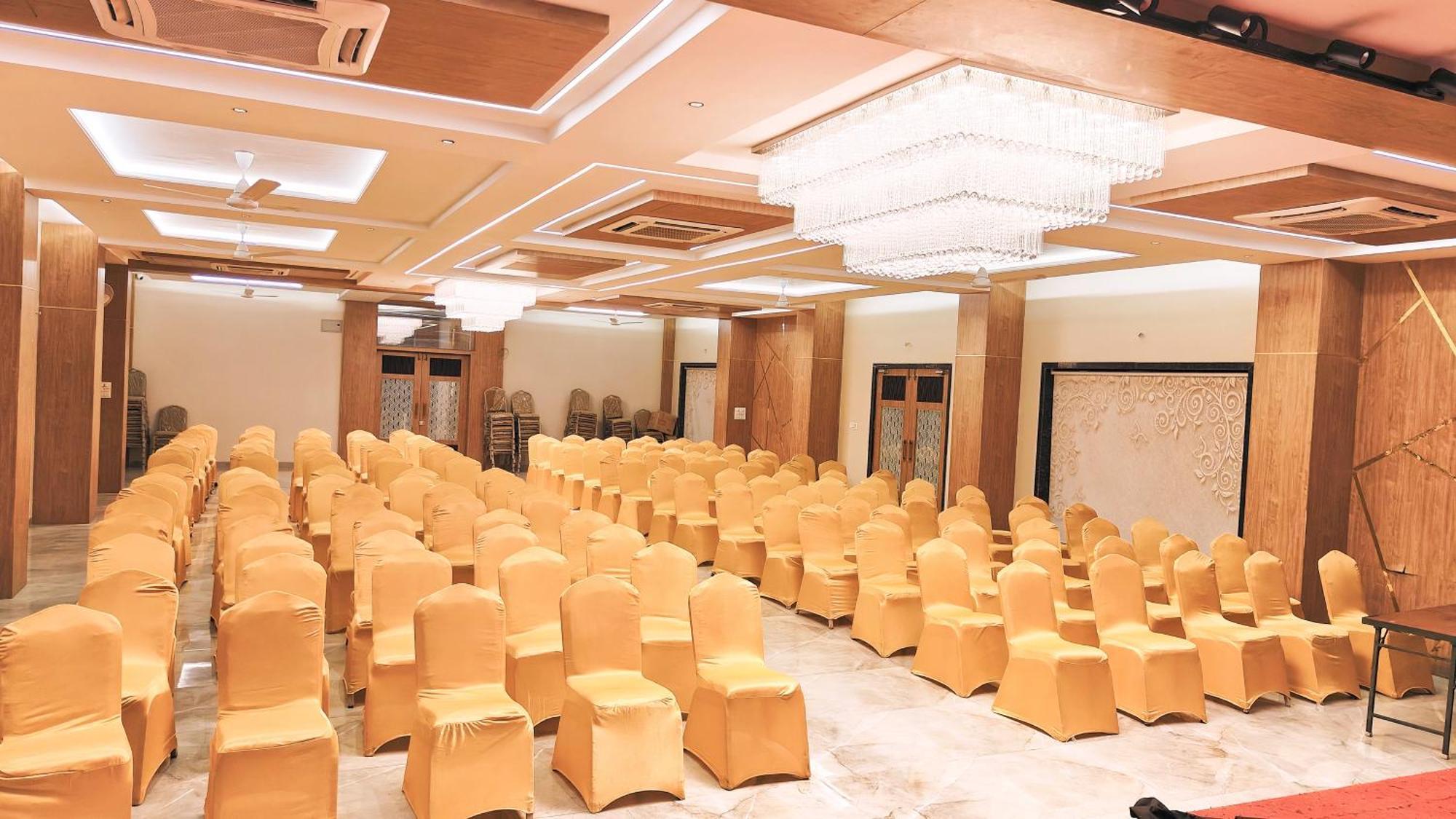 Hotel Laxmibai Palace Ширди Экстерьер фото