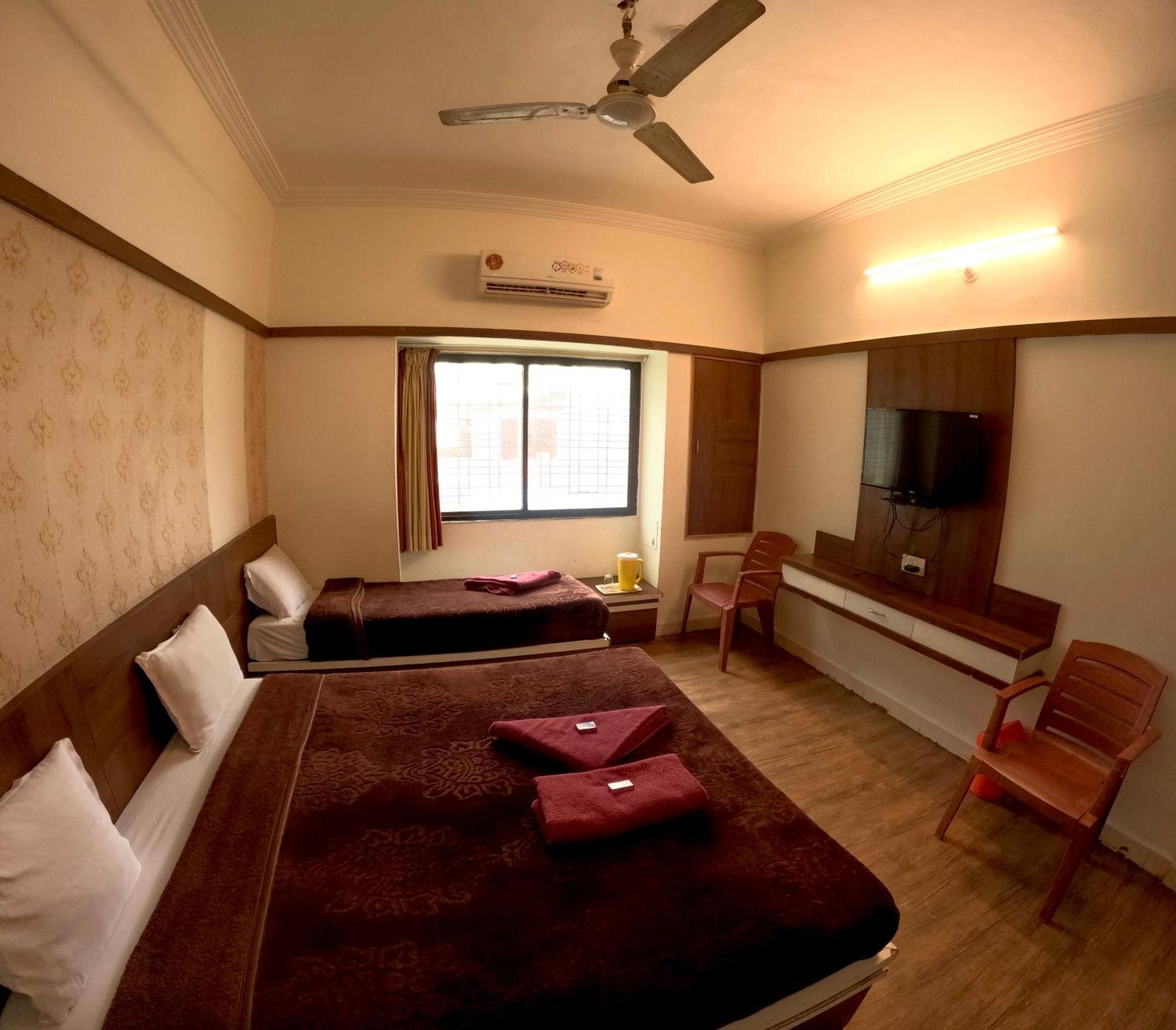 Hotel Laxmibai Palace Ширди Экстерьер фото